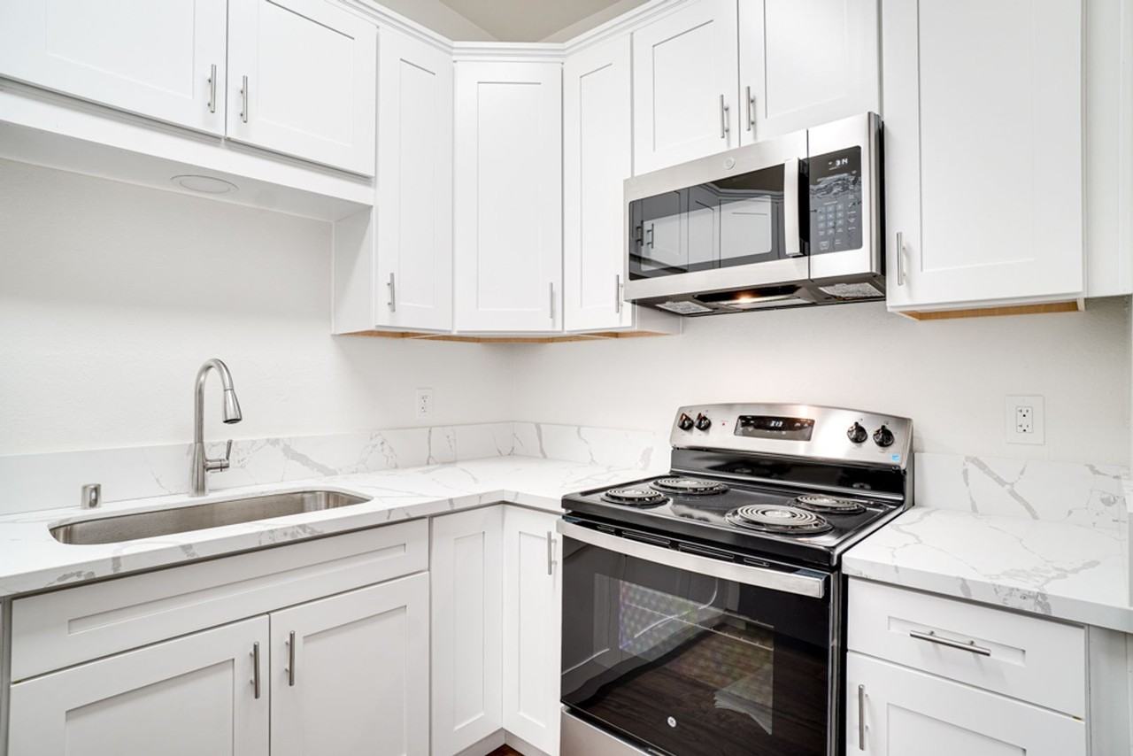 Talmadge at 47th Street – Stylish Remodeled Apartments with Patios & In - Photo 4 of 12