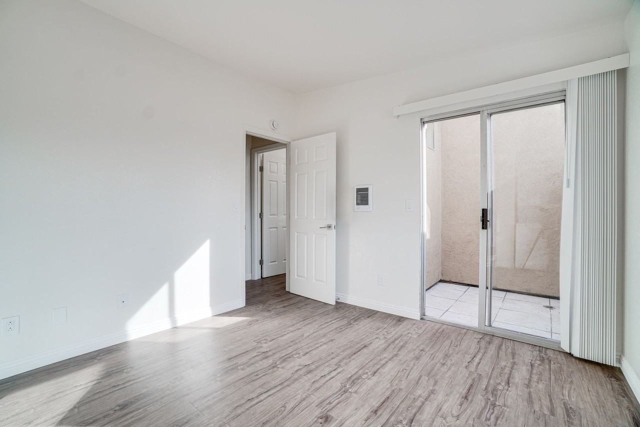 Talmadge at 47th Street – Stylish Remodeled Apartments with Patios & In - Photo 6 of 12