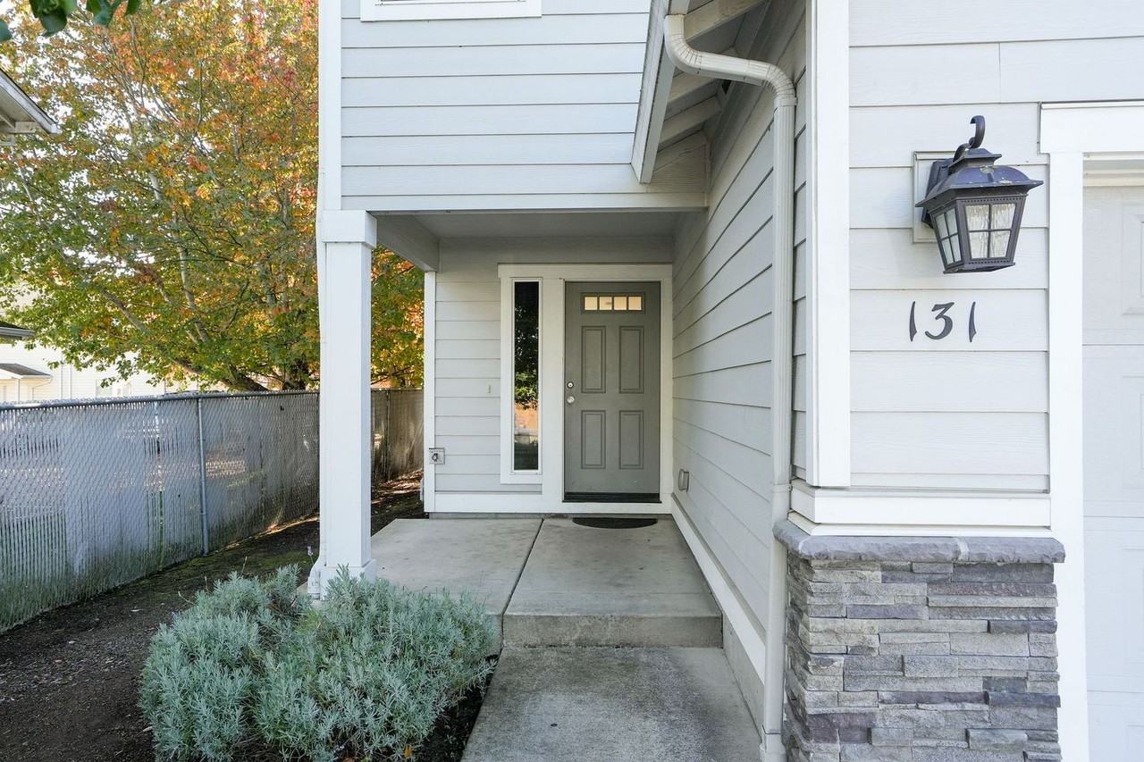 131 Ackerman St W - Photo 2 of 21