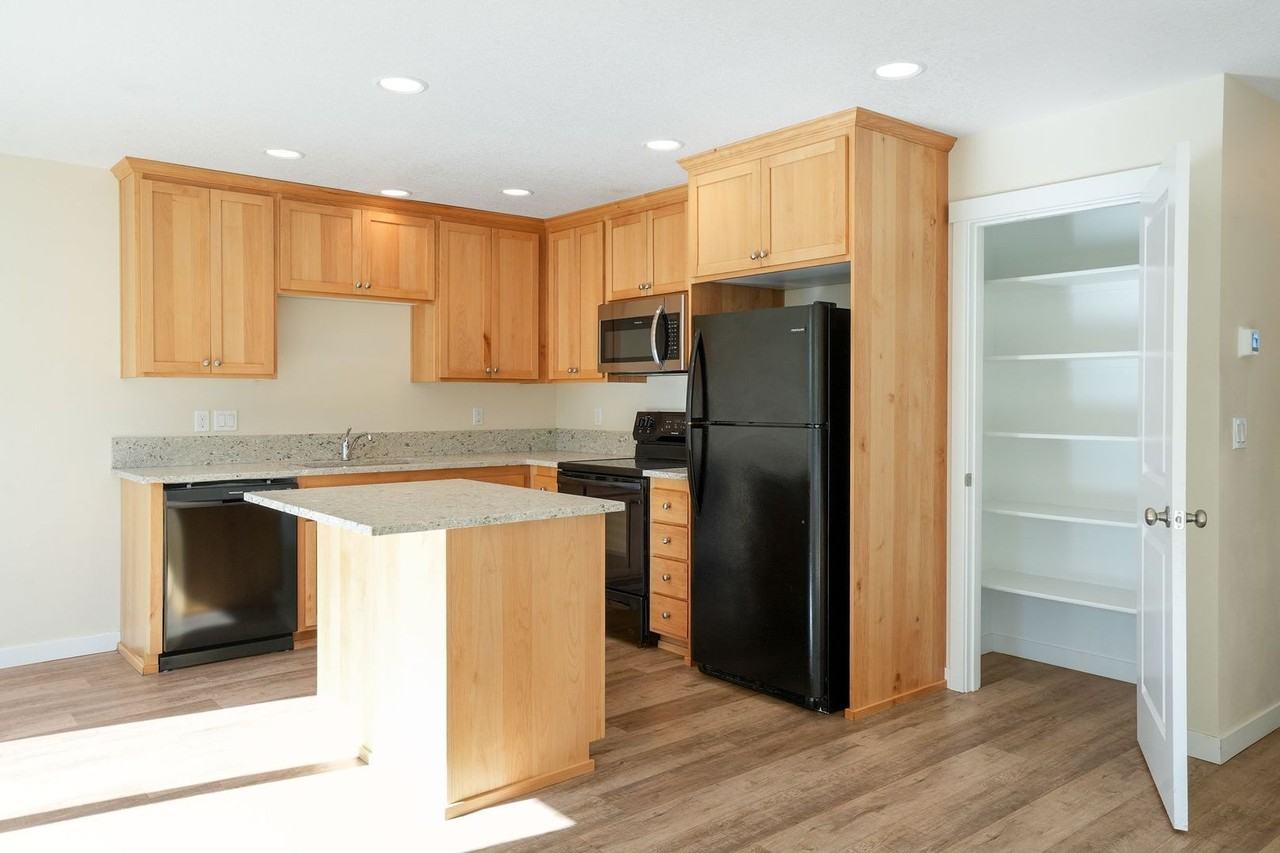 131 Ackerman St W - Photo 3 of 21