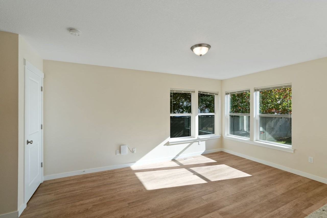 131 Ackerman St W - Photo 5 of 21