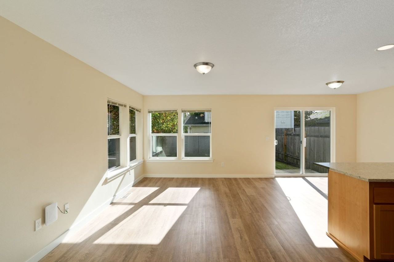 131 Ackerman St W - Photo 6 of 21