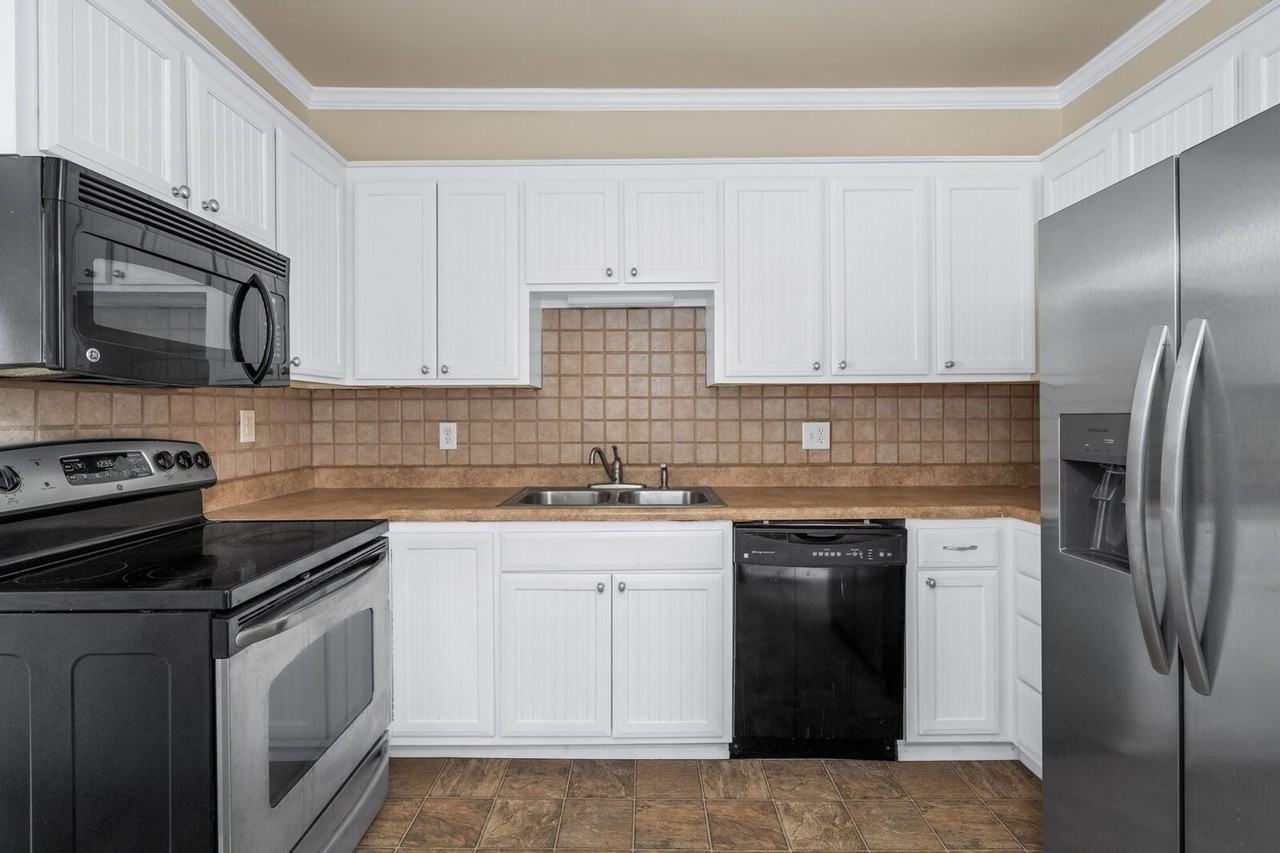 1013 Elliston Street - Photo 3 of 18