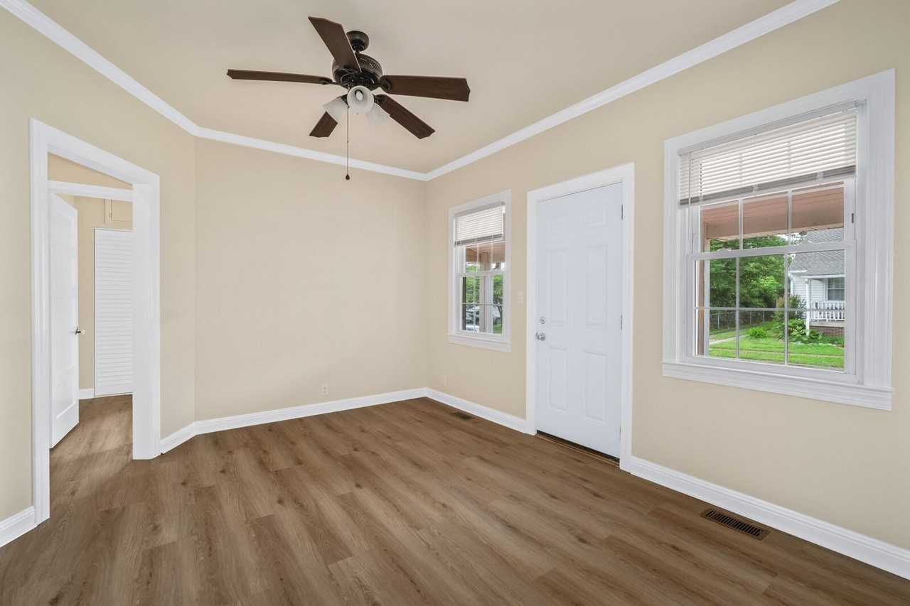 1013 Elliston Street - Photo 5 of 18