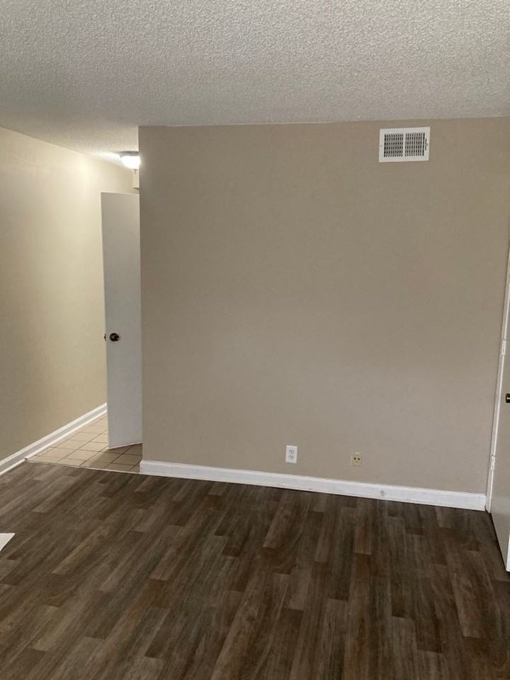 613 Castlegate Dr - Photo 4 of 17