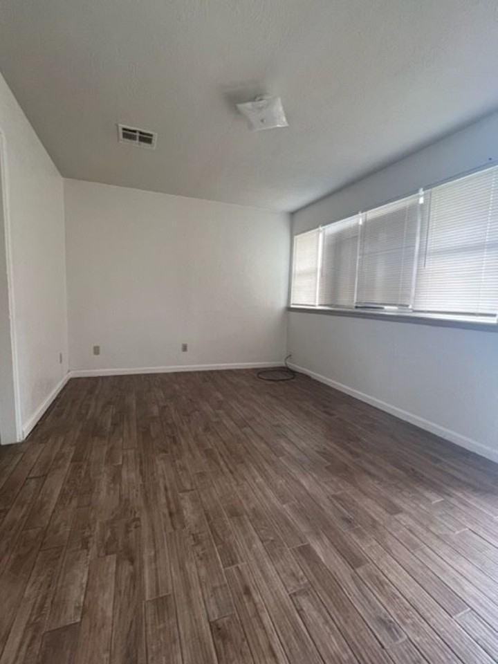 15 Northwest 25th Street - Photo 3 of 8