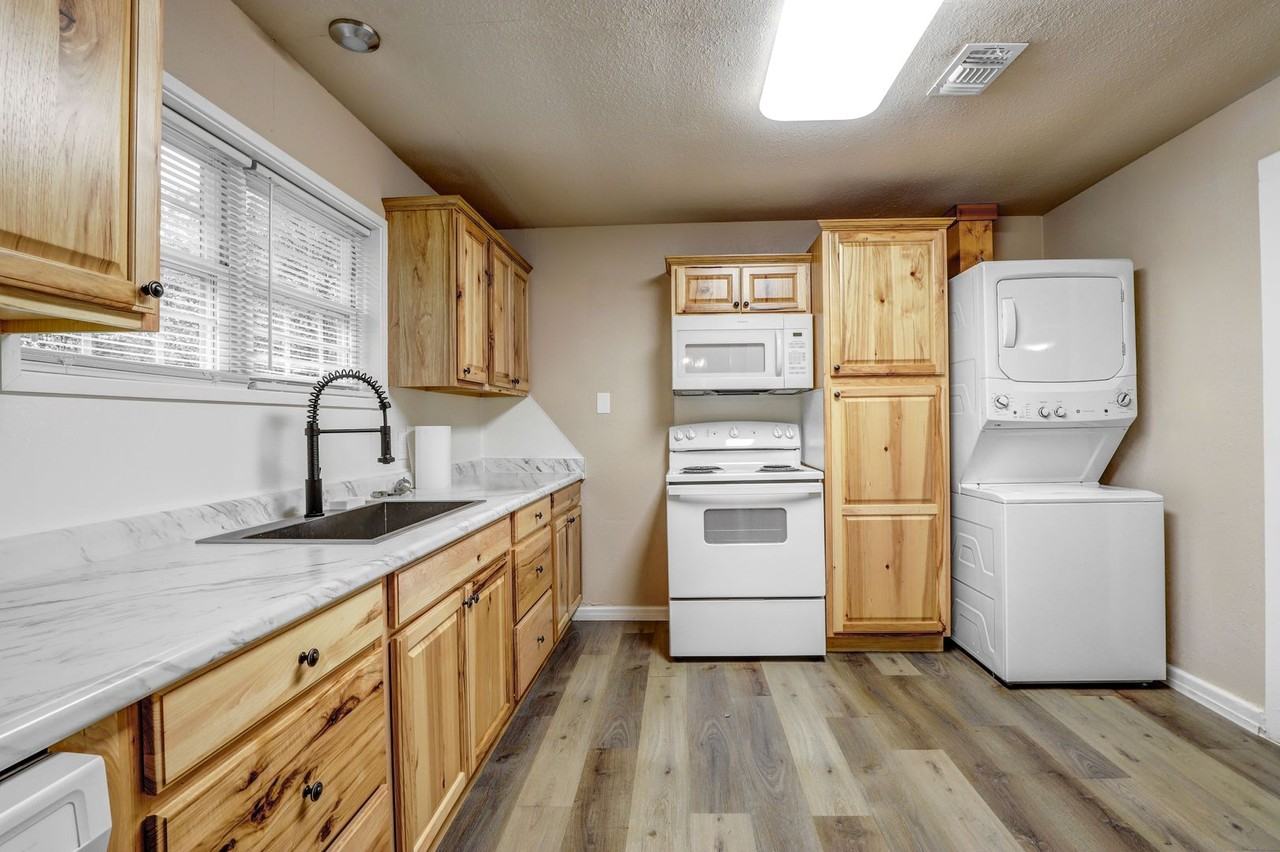 211 Redwater Rd - Photo 2 of 11