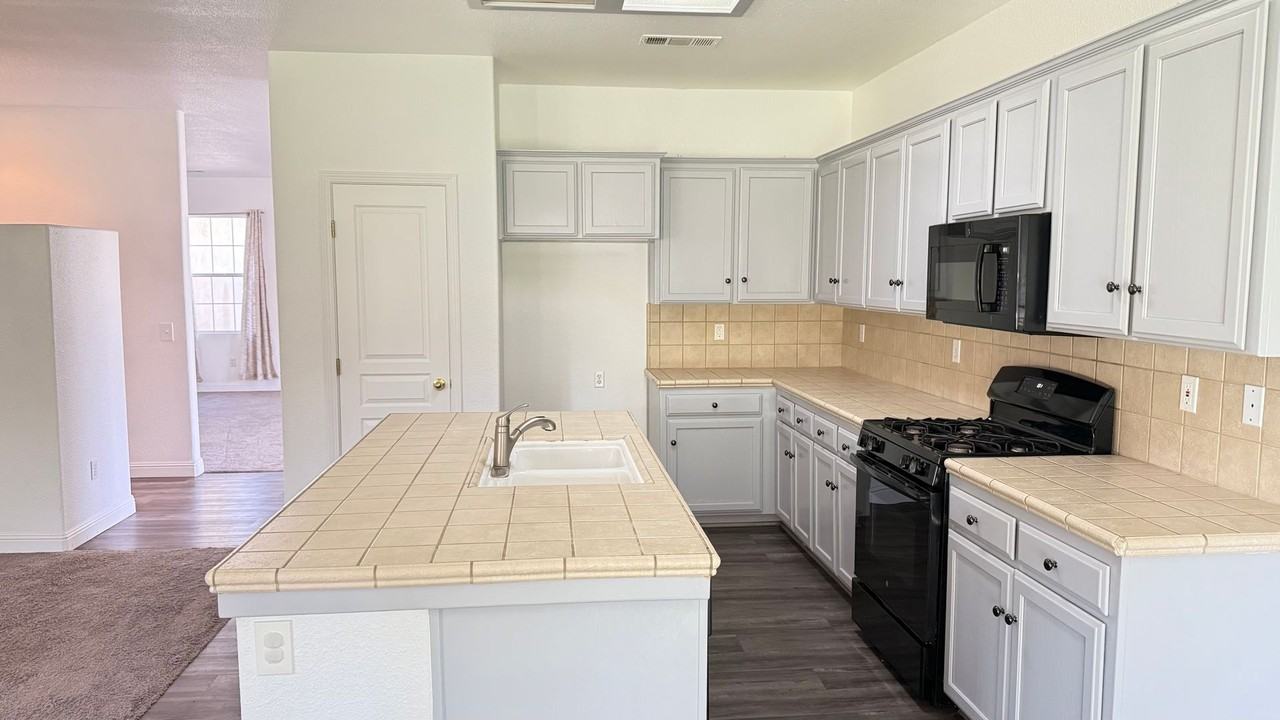 2324 N Peppertree St - Photo 7 of 35