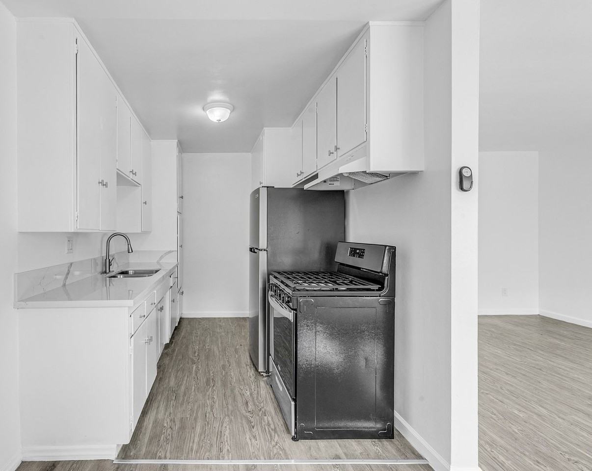 7100 Fulton Ave - Photo 5 of 33