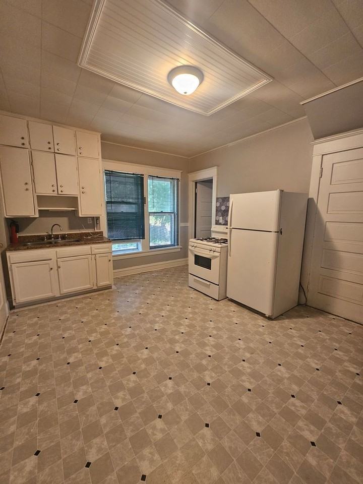 1603 W 10th St. - Photo 2 of 24