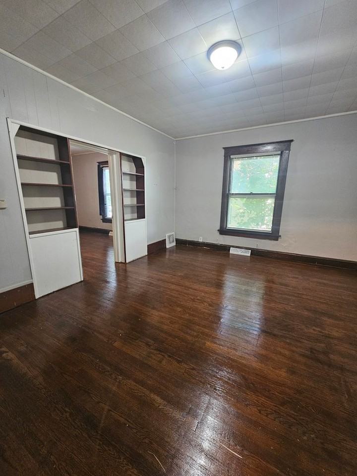 1603 W 10th St. - Photo 3 of 24