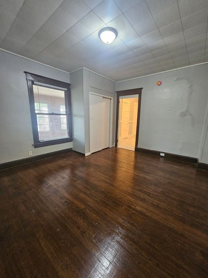 1603 W 10th St. - Photo 4 of 24