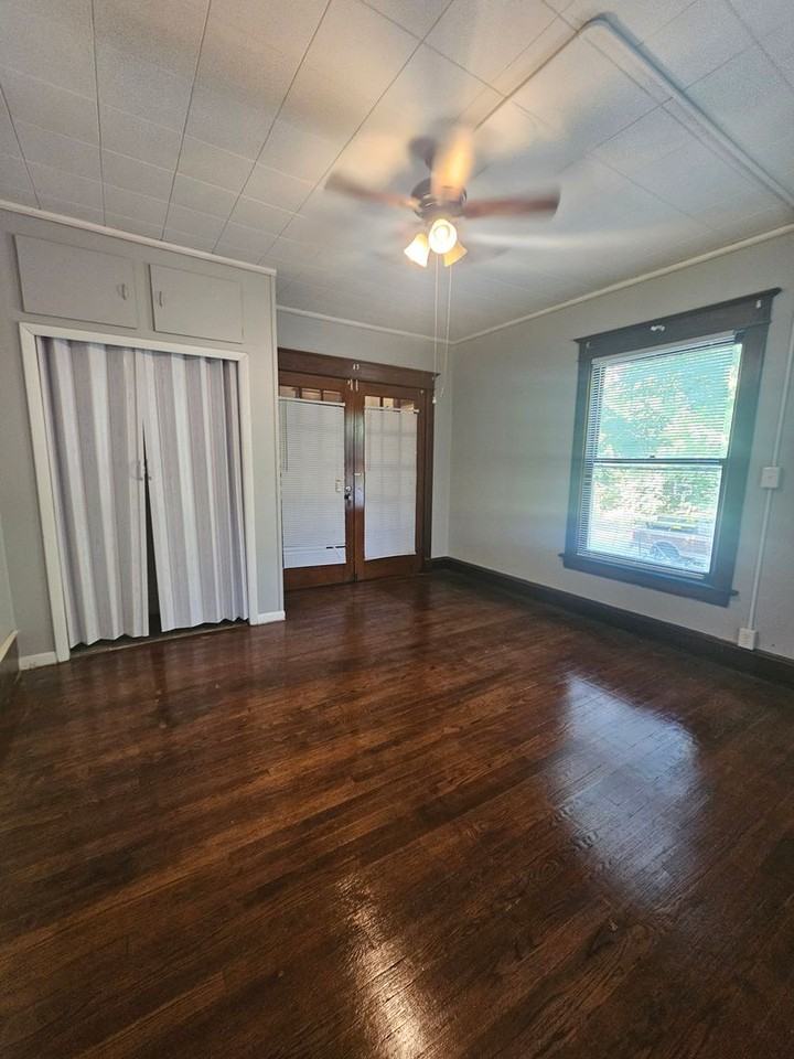 1603 W 10th St. - Photo 5 of 24