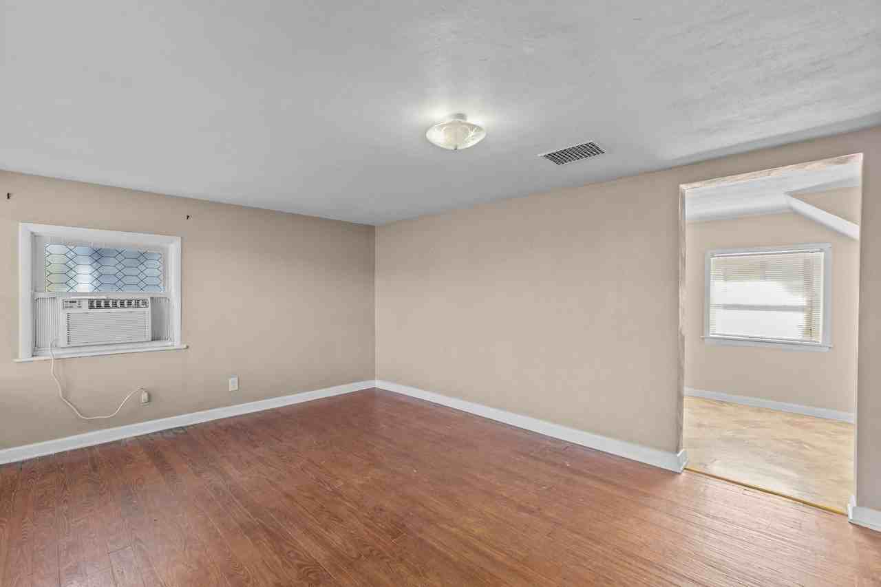 1628 Bradford Terrace - Photo 3 of 15
