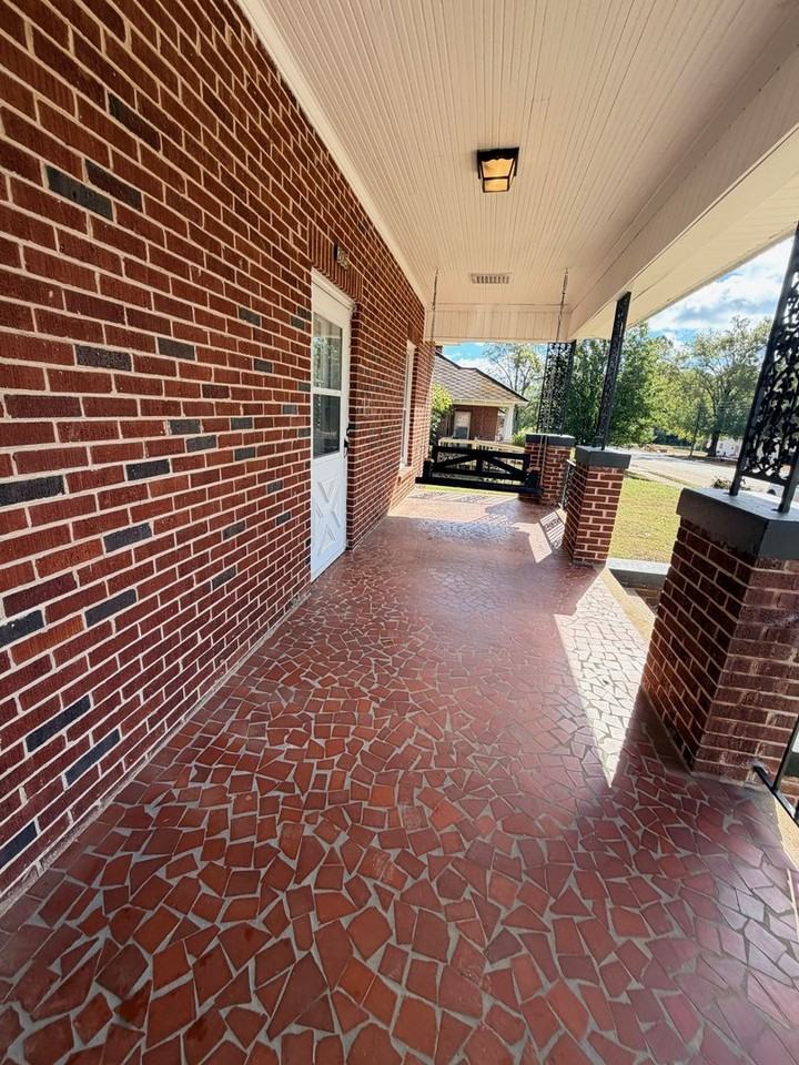 205 Saluda St - Photo 2 of 18