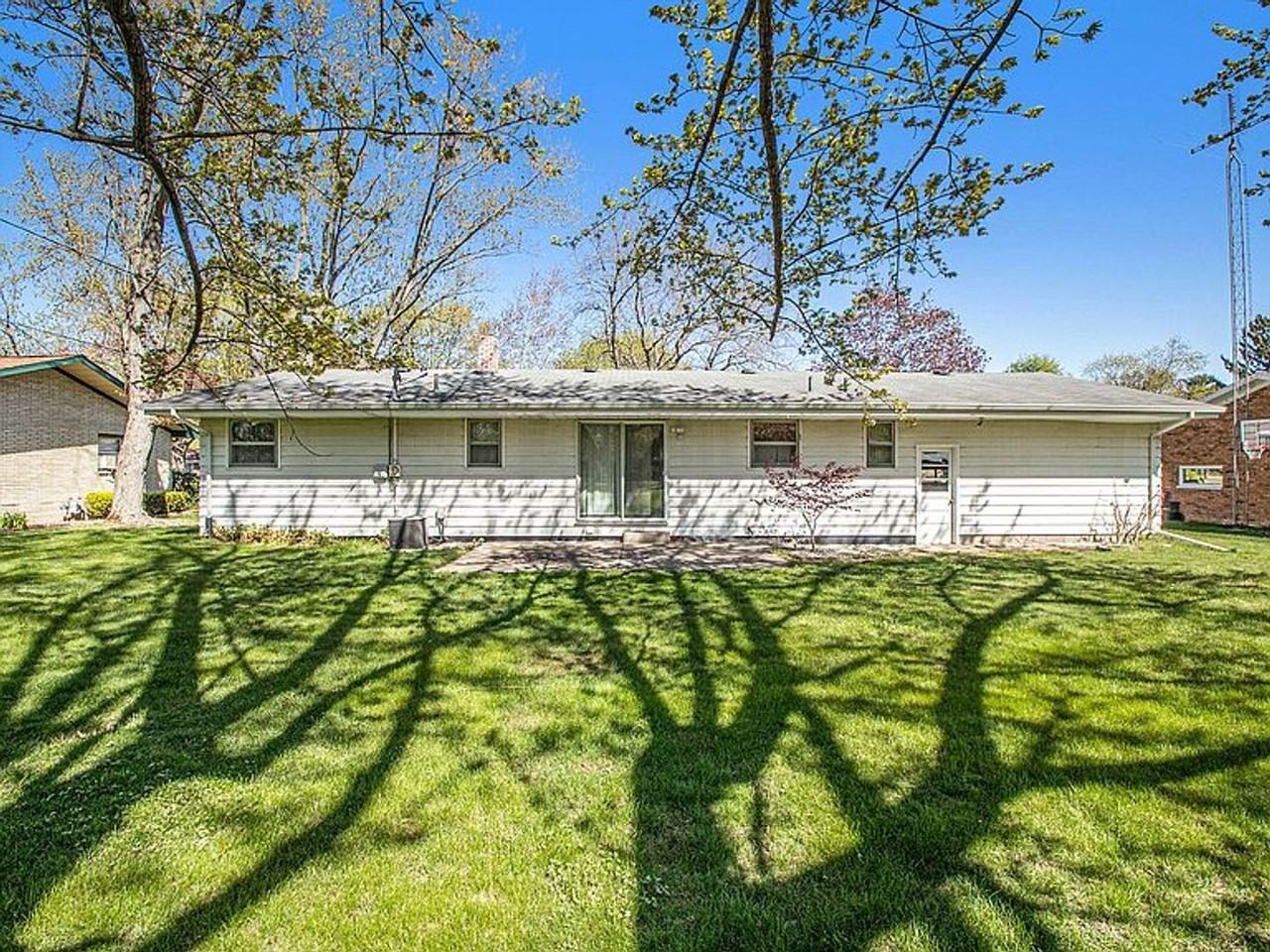 2860 Marilyn Dr - Photo 2 of 10