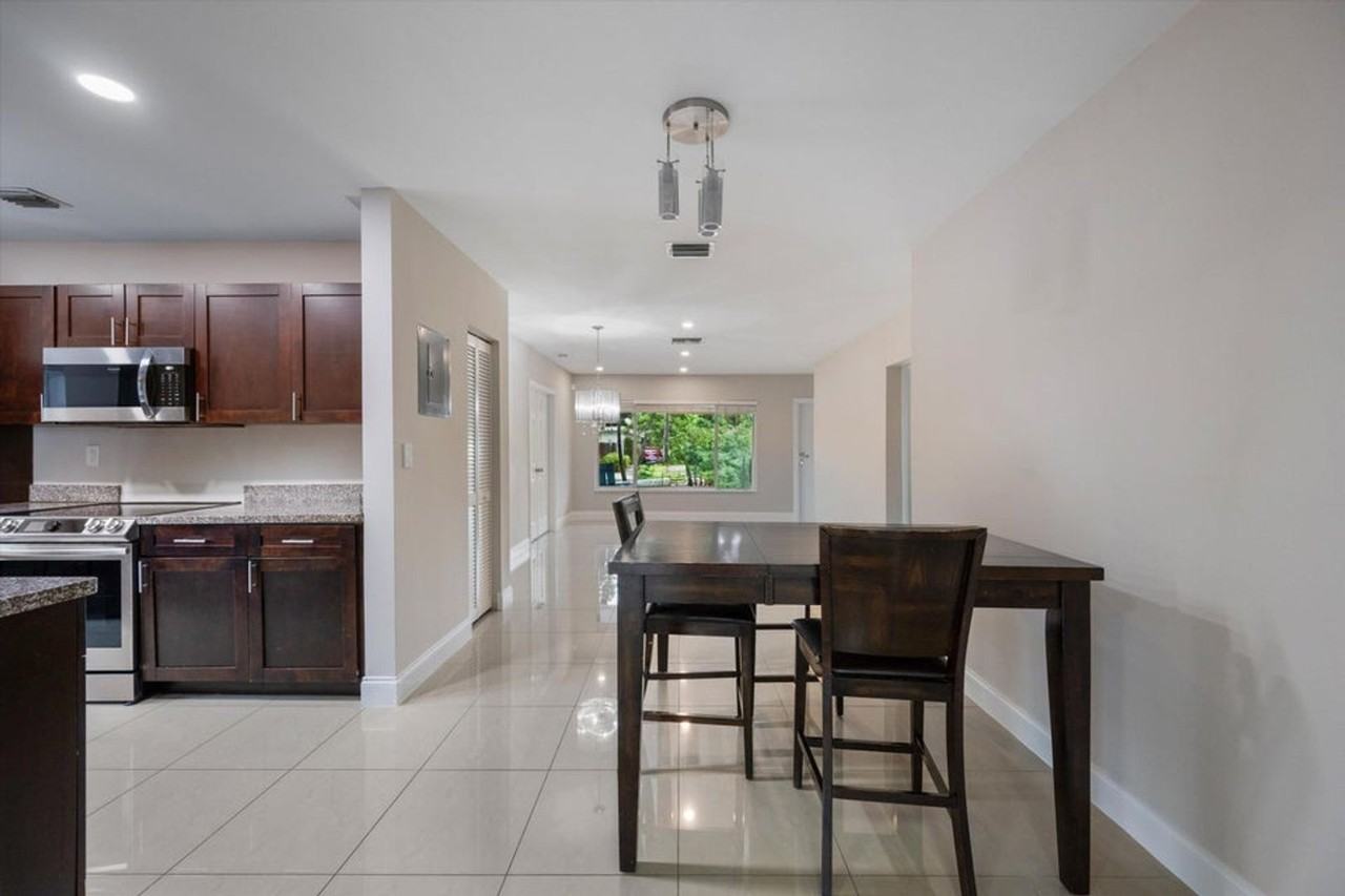 1137 Ne 1st Ave - Photo 2 of 17