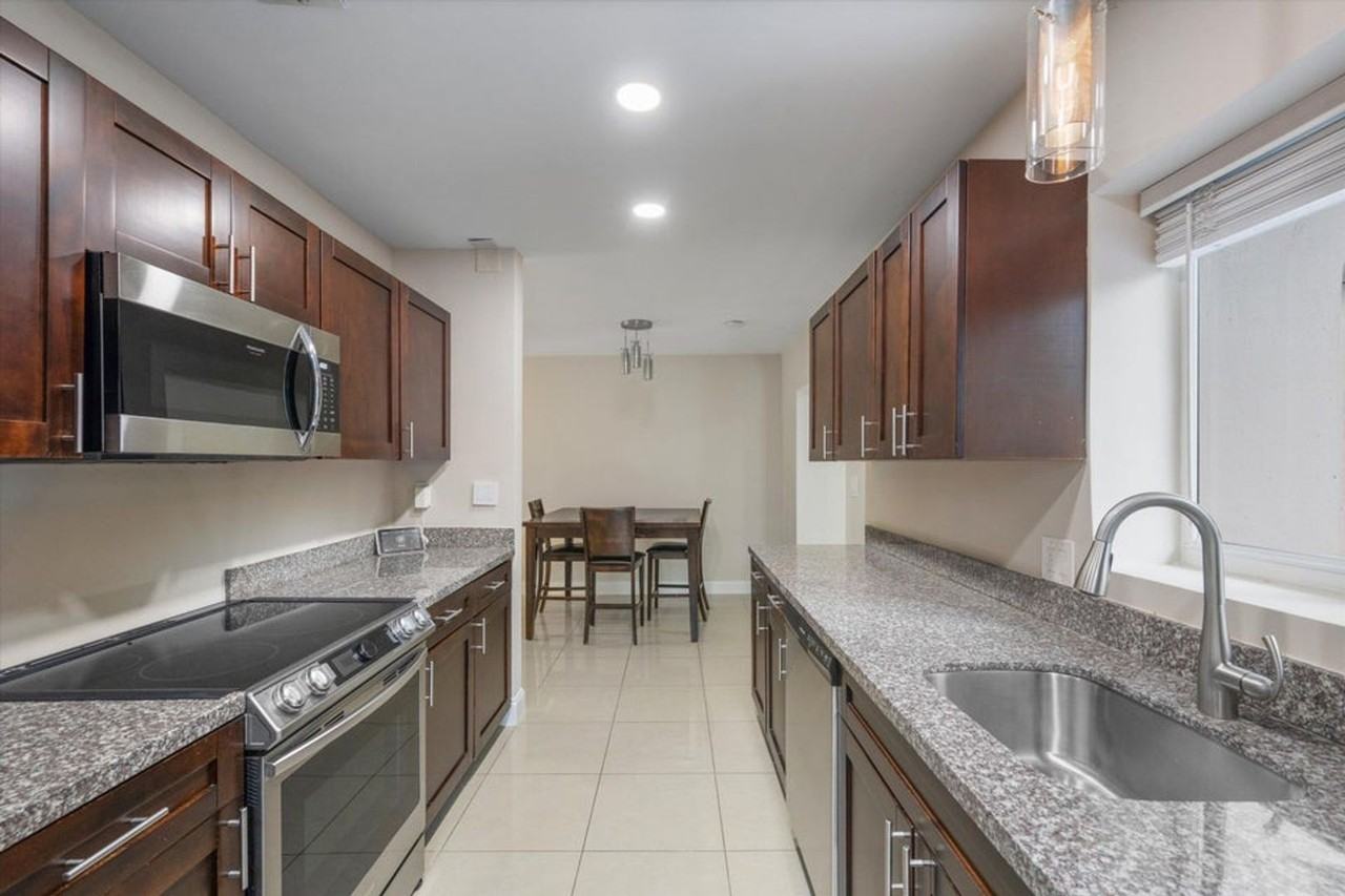 1137 Ne 1st Ave - Photo 3 of 17