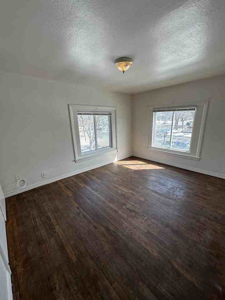 1203 11th St #B - Photo 4 of 9