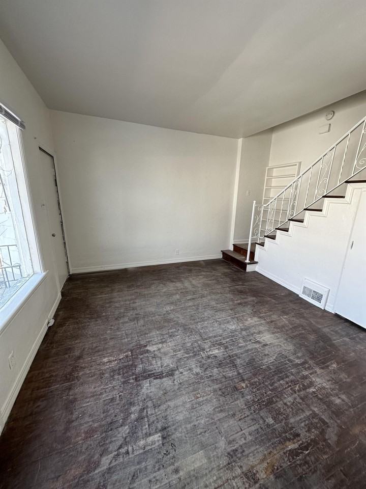 1203 11th St #B - Photo 4 of 9