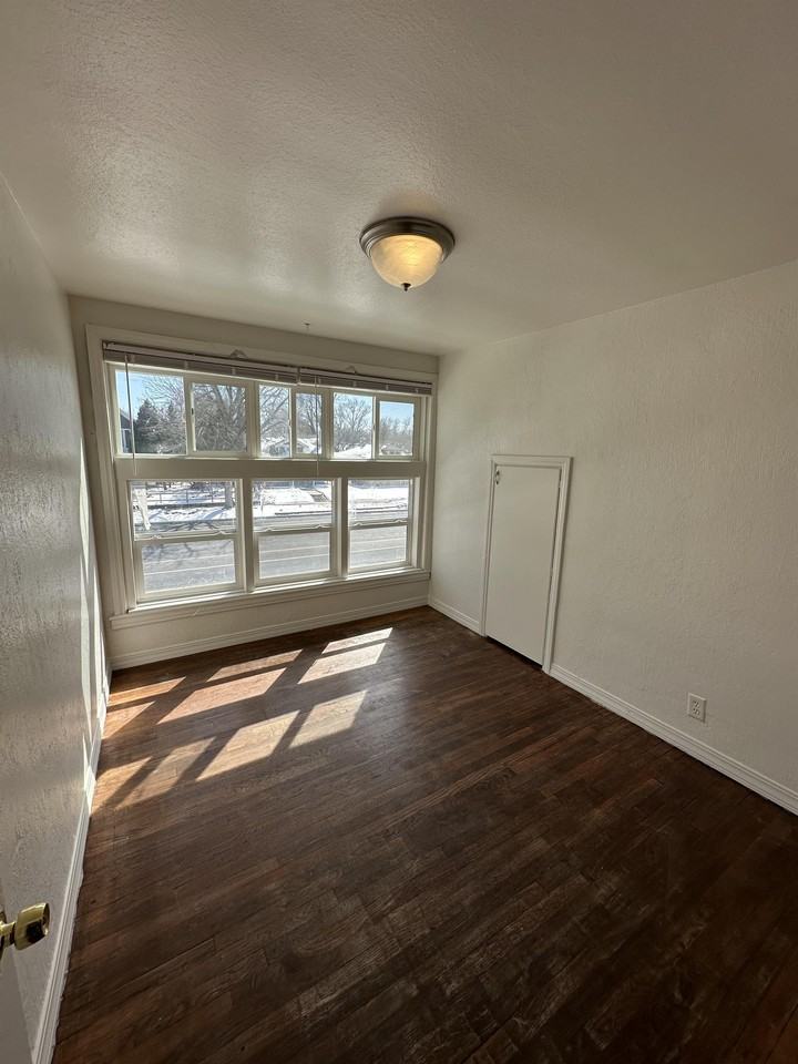 1203 11th St #B - Photo 7 of 9