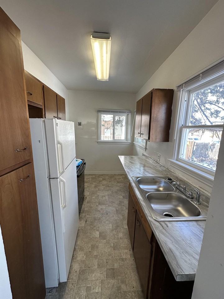 1203 11th St #B - Photo 3 of 9