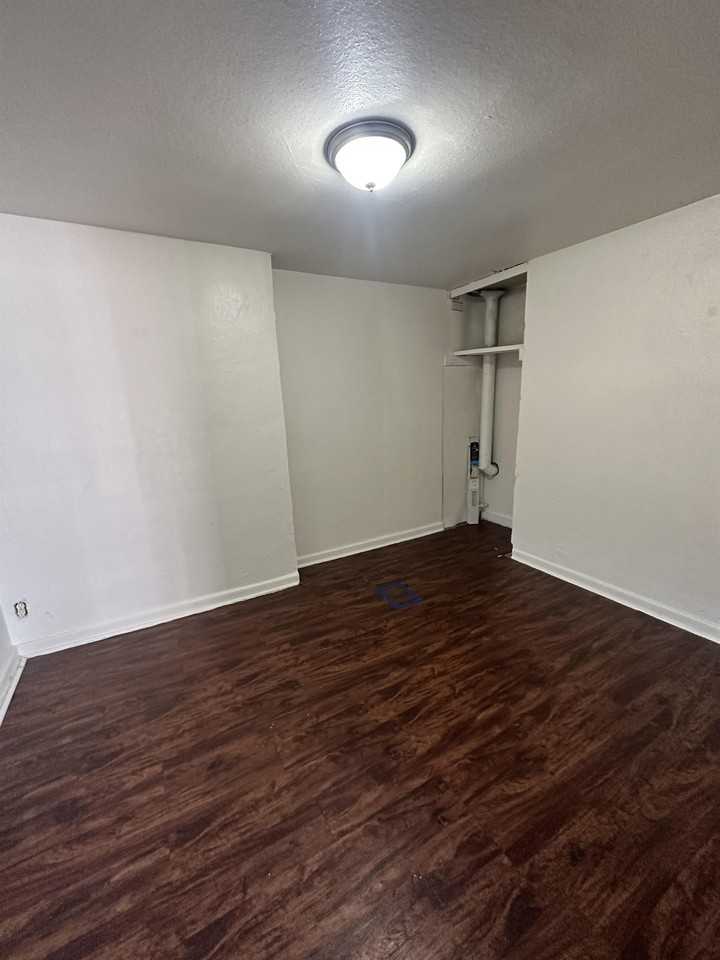 1203 11th St #C - Photo 2 of 7