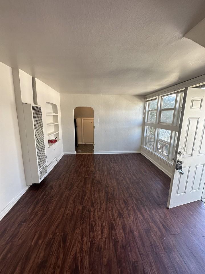 1203 11th St #C - Photo 3 of 7