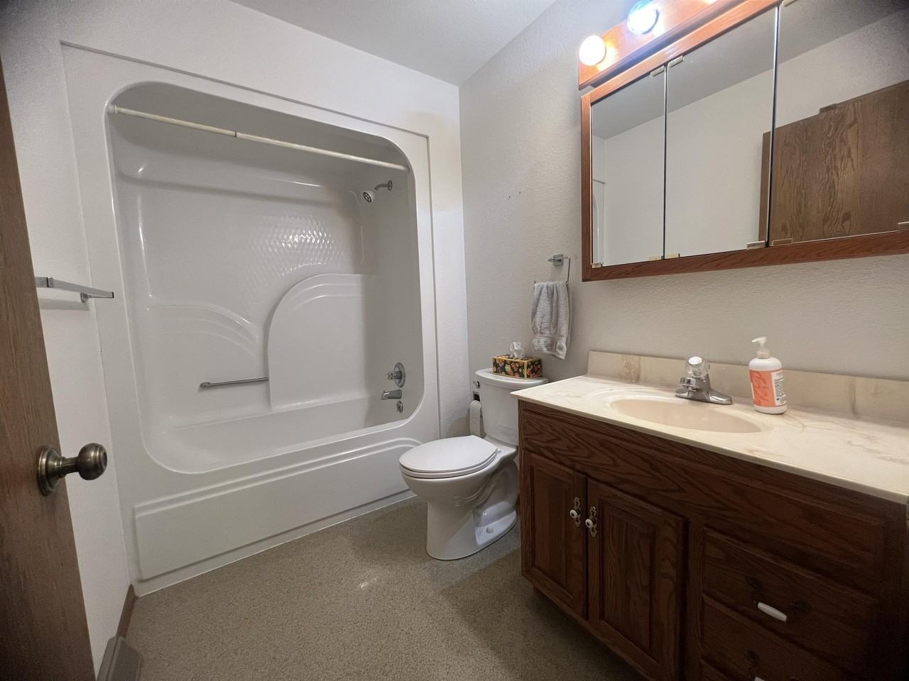 312 E Main St - Photo 6 of 24