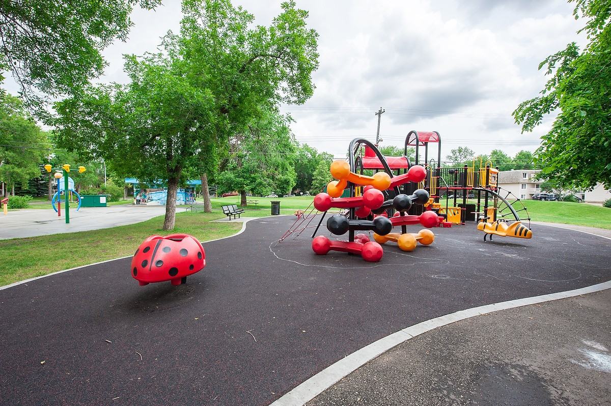 Diplomat Manor - Photo 2 of 32