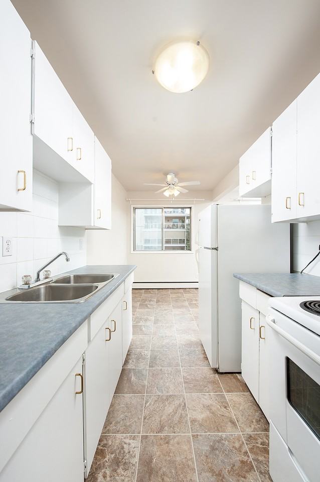 Diplomat Manor - Photo 3 of 32