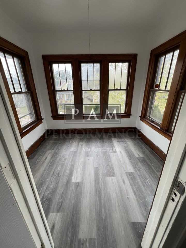 1213 Superior St - Photo 3 of 17