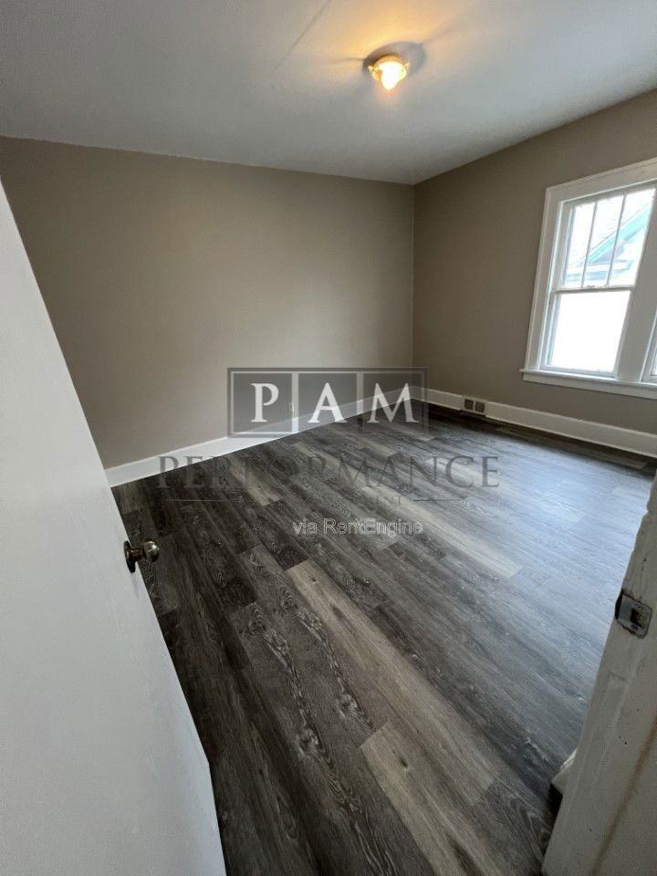 1213 Superior St - Photo 4 of 17