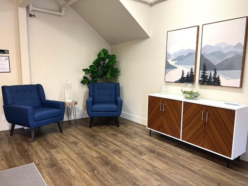 376 E 11th Ave - Photo 3 of 32