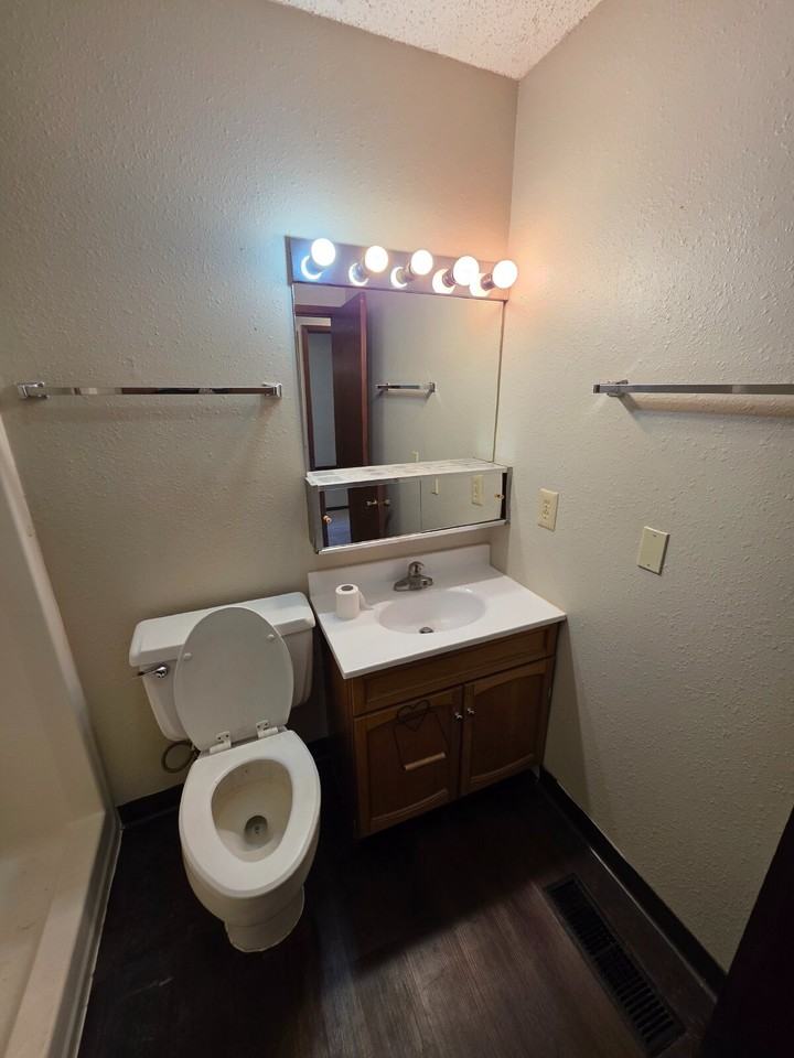 102 8th Ave Nw #10C - Photo 3 of 10