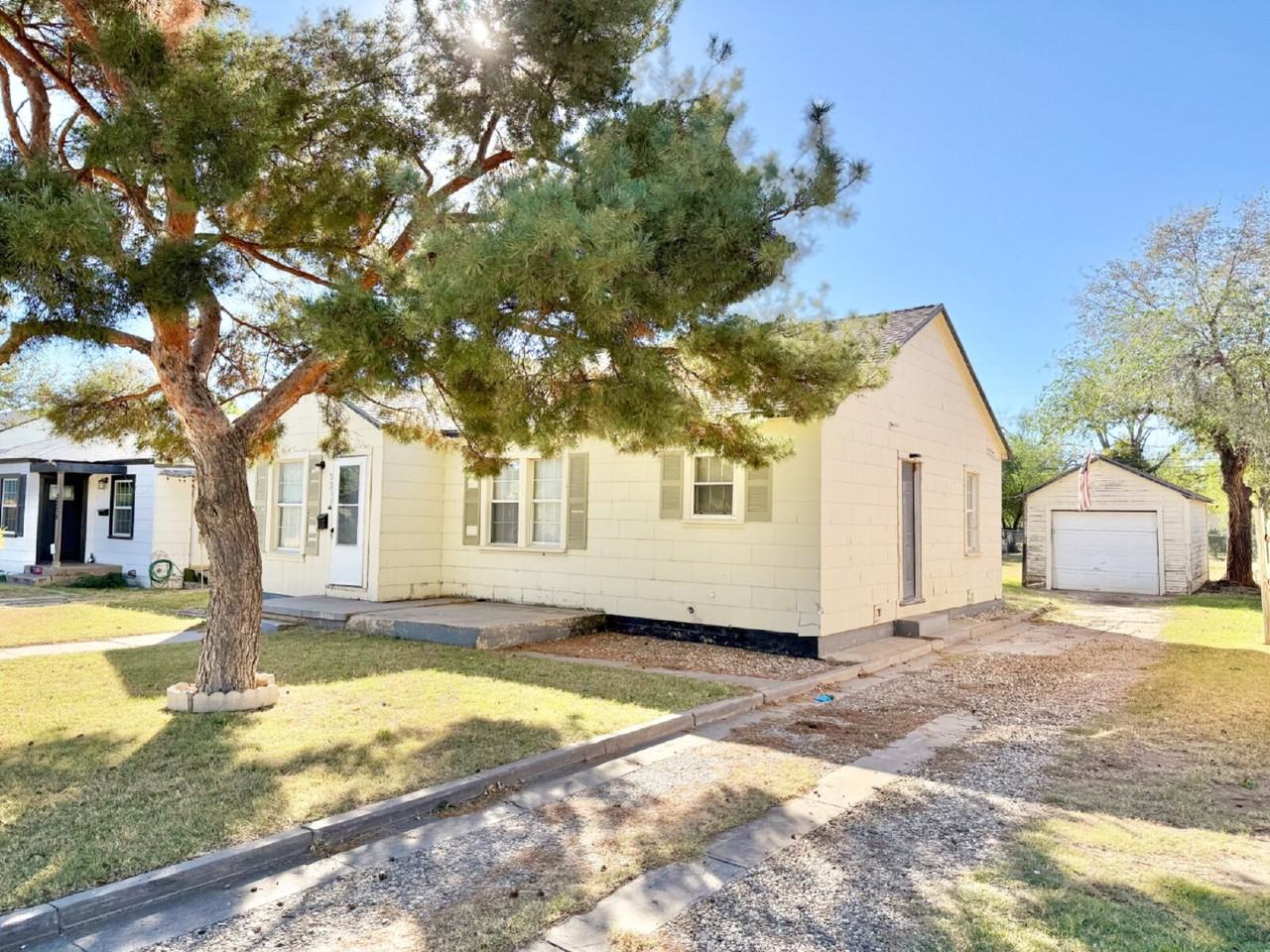 2211 26th St - Photo 2 of 20