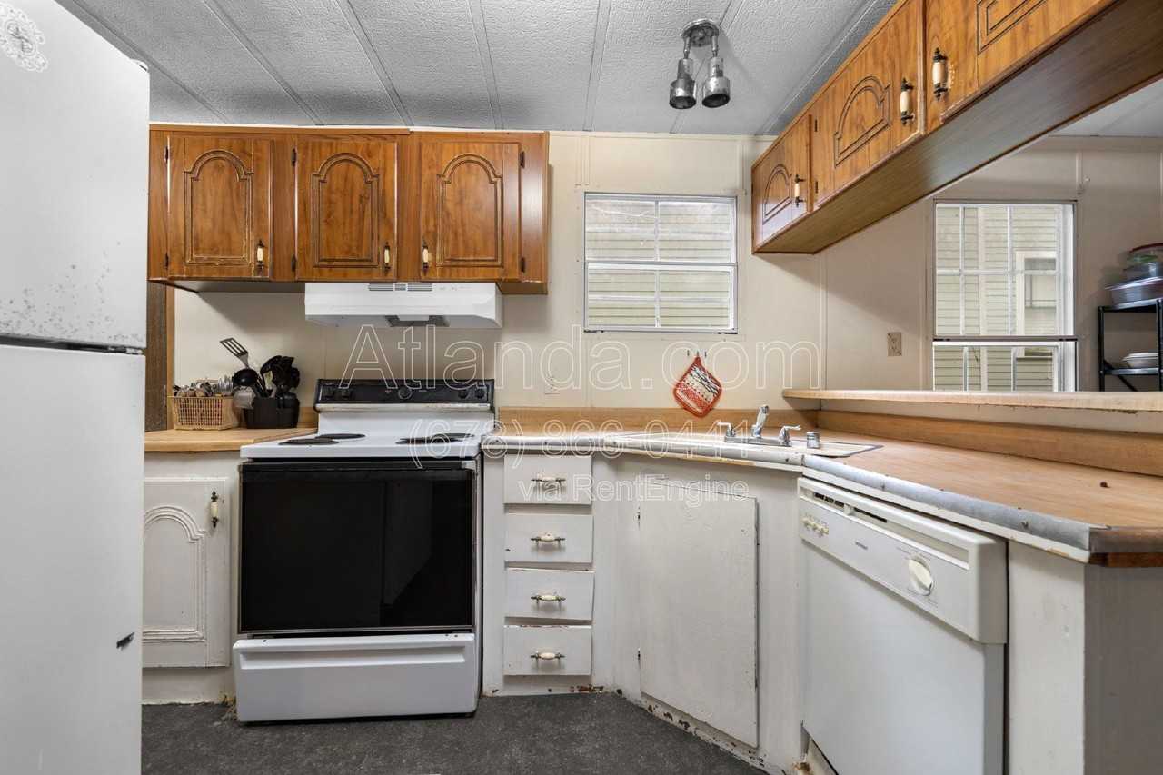 1061 Center St Nw #C - Photo 5 of 18