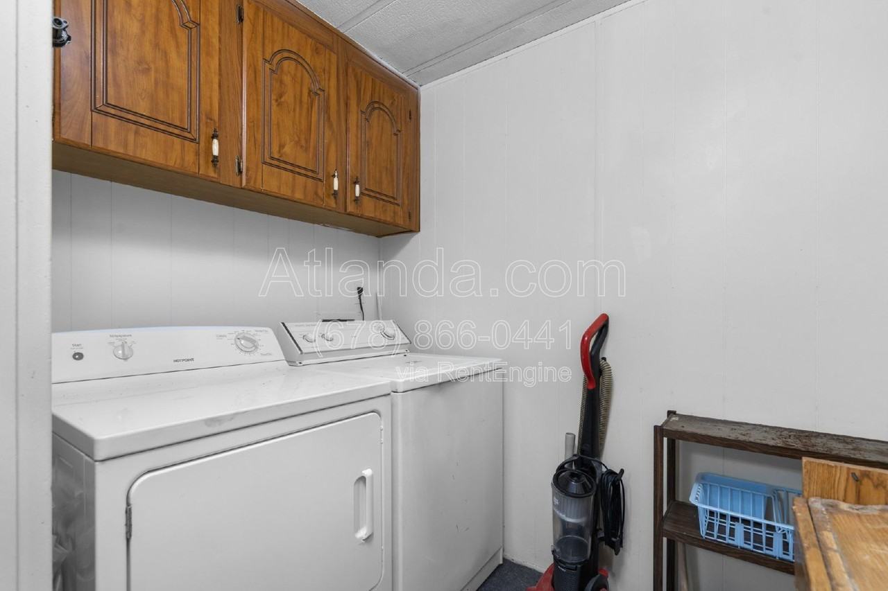 1061 Center St Nw #C - Photo 7 of 18