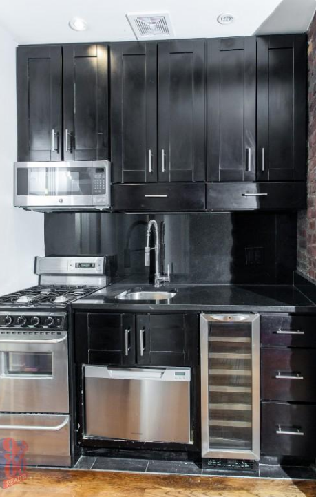 400 E 13th St #5C - Photo 3 of 4