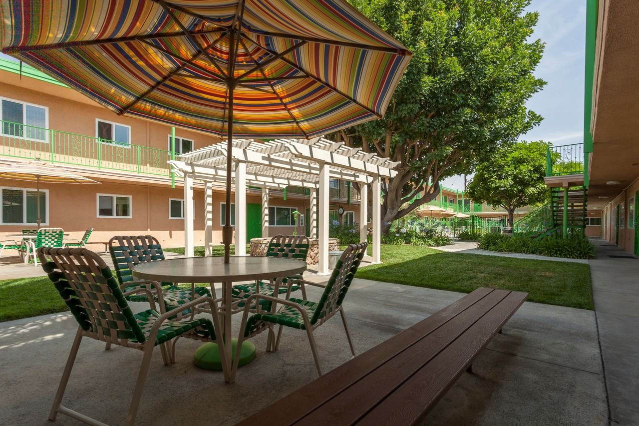 17908 Woodruff Avenue - Photo 7 of 35