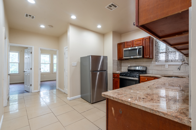 467 Hawthorne Ave #2 - Photo 5 of 19