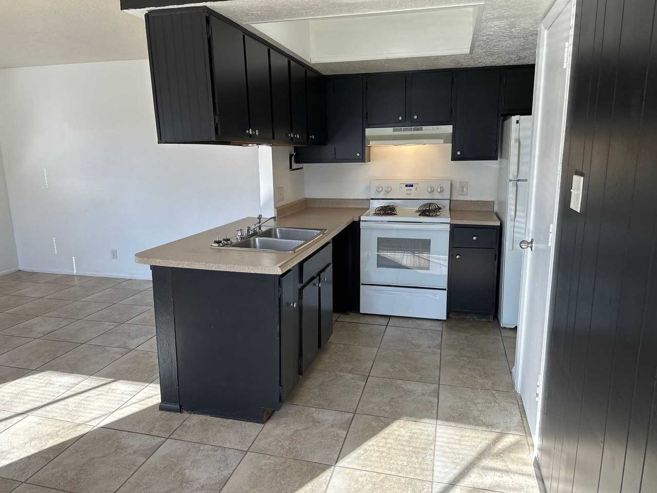 Updated 1 and 2 Bedroom Apartments - Photo 3 of 6