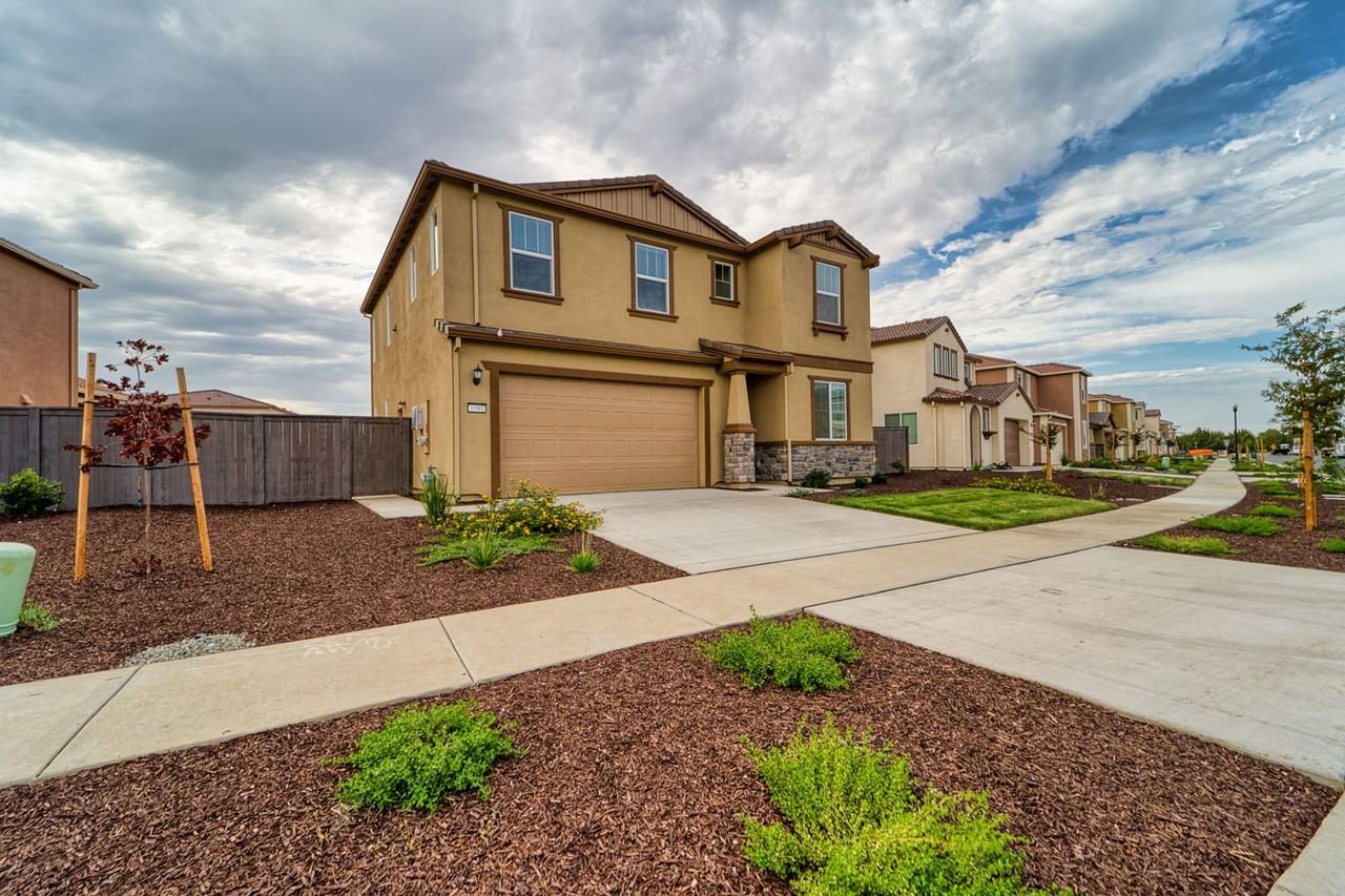1080 Lost Creek Ranch Dr - Photo 2 of 31