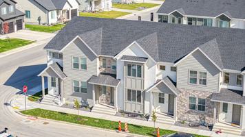 featured image of 7 S Moonlit Rd