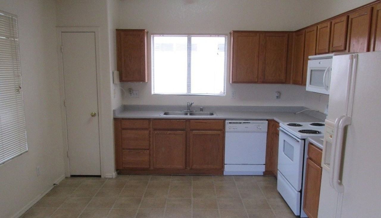 721 N Fresno St - Photo 3 of 10