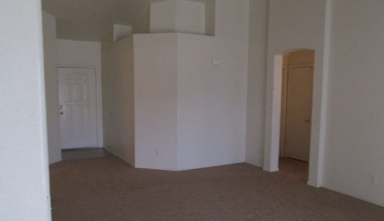 721 N Fresno St - Photo 6 of 10