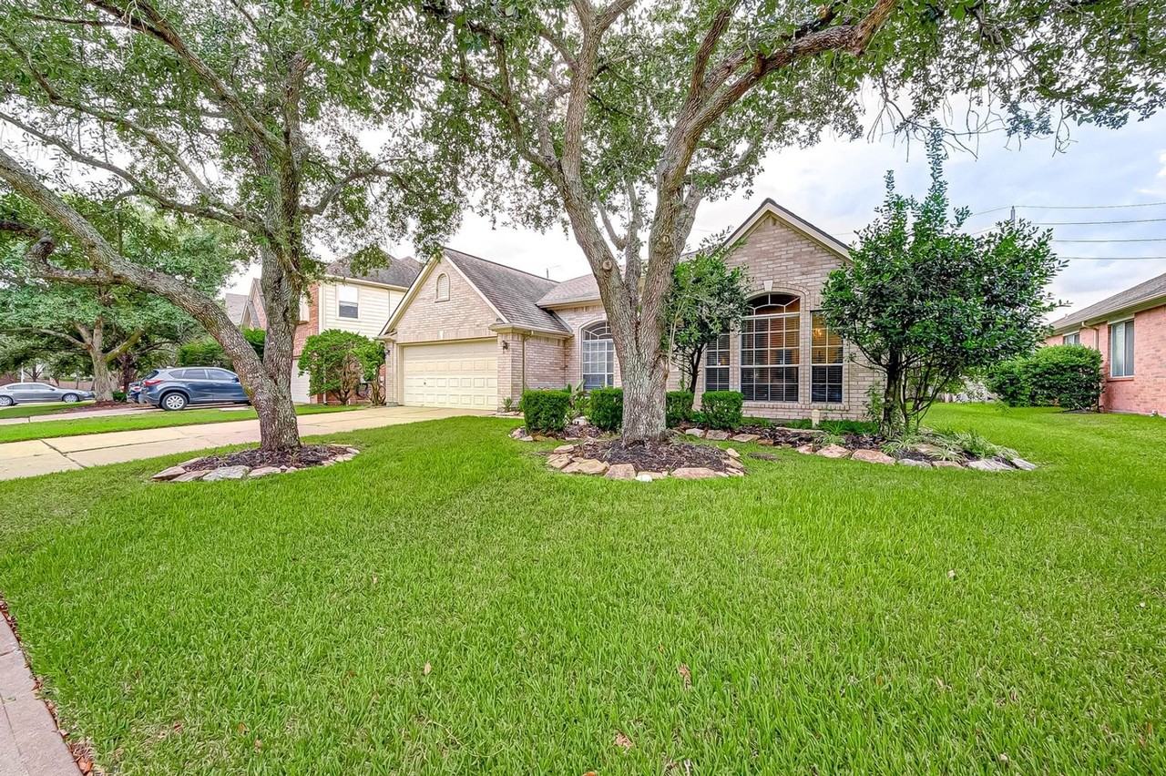 1410 Greenway Village Dr - Photo 3 of 43