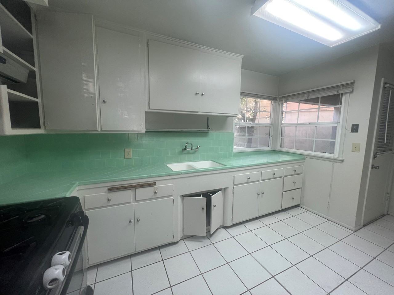 2111 HUNTINGTON/1801 - Photo 3 of 10