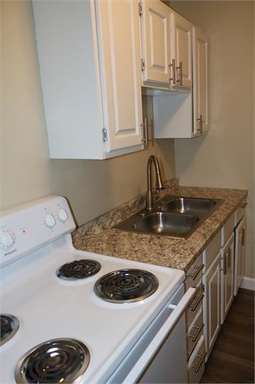 2131 Roosevelt Avenue - Photo 2 of 31