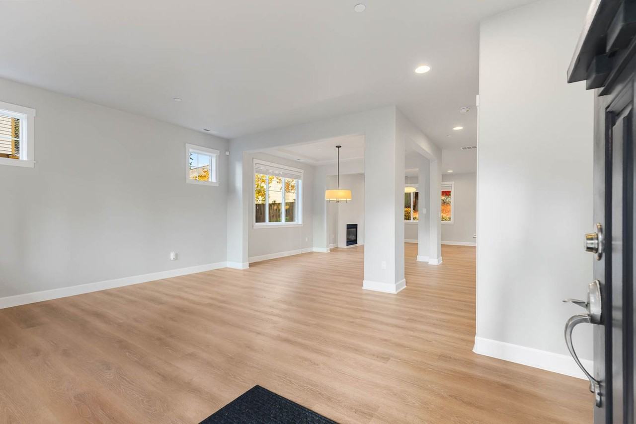 11722 Northeast 112th Street - Photo 2 of 28